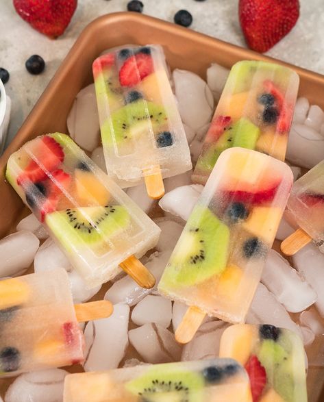 Refreshing Coconut Water Fruit Popsicles | Low Calorie Healthy Summer Snack Kiwi Mojito, Coconut Water Popsicles, Fruit Popsicle Recipes, Homemade Fruit Popsicles, Frozen Popsicles, Homemade Ice Pops, Healthy Summer Treats, Frozen Yogurt Bites, Boozy Popsicles