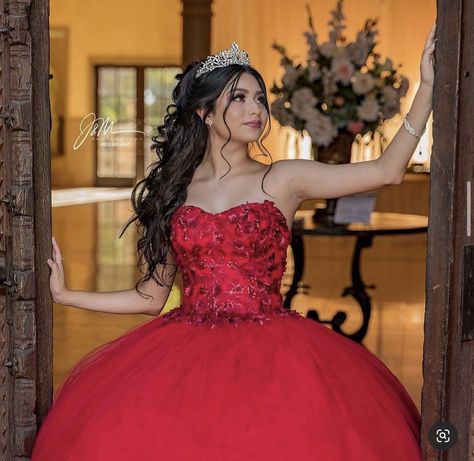 Quinceanera Photoshoot Hairstyles, Hair Styles For Quinceanera Down, Quince Hairstyles With Crown Ponytail, Hair For Quinceanera With Crown, Hair Down Hairstyles For Quince, Quince Photoshoot Hairstyles, Quince Hair Front View, Quince Hairstyles Front And Back, 15 Hairstyles With Crown Half Up