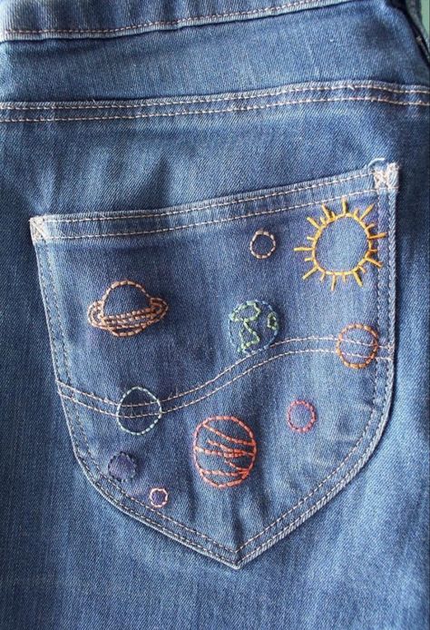 Reuse Jeans, Jean Diy, Embroidery Jeans Diy, Trend Council, Second Hand Fashion, Diy Jeans, Denim Inspiration, Diy Vetement, Wine Bottle Diy Crafts