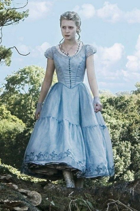 Alice Inspired Outfits, Alice In Wonderland Aesthetic Outfit, Alice In Wonderland Inspired Dress, Dollcore Outfits, Film Alice In Wonderland, Alice In Wonderland Outfit, Wonderland Aesthetic, Colleen Atwood, Lucca Comics