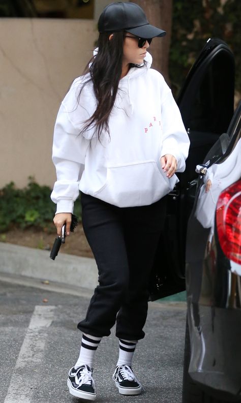 Kardashian Style Casual, Kardashian Casual Outfit, Kourtney Kardashian Style, White Fits, Sneaker Heads, Kardashian Outfit, Mommy Outfits, Sneaker Outfits, Outfit Gym