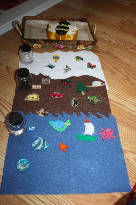 Land, water, air is a simple work for 3 year olds. They first arrange the felt mats, then add the matching bottles and labels. Finally they place the objects in the correct environment. Older children can extend this work by drawing pictures and labeling the objects. I love the bee box that I found at Goodwill. I made the objects from pictures and felt. Farm Animals Preschool Crafts, Animals Preschool Crafts, Animals Eyfs, Preschool Classroom Labels, Preschool Labels, Eyfs Maths, Farm Animals Preschool, Animals Preschool, Montessori Science