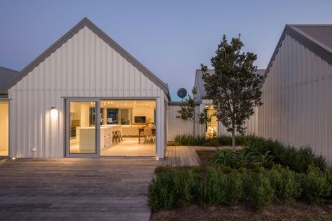 Scandi Beach House Exterior, Beach House Facades Australia, Walls Architecture, Nz Homes, Livable Sheds, New Zealand Architecture Beach Houses, Modern Cottage Style, Nz Bach Architecture, Old Nz Villas