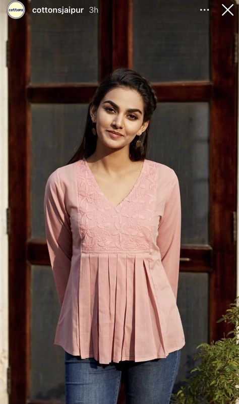 Short Kurta Designs Women With Jeans, Stylish Tops For Women Fashion Design, Short Kurta Designs Women, Frock Photos, Outfits Traditional, Collar Kurti Design, Short Kurti Designs, Cotton Short Tops, Cotton Tops Designs