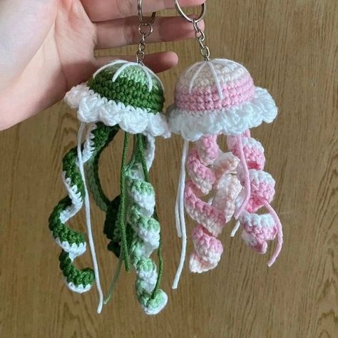 Hermosos llaveros de medusa 📍✨️#crochet # medusa Crochet Yarn Keychain, Crochet Jelly Fish Tutorial, Crochet Matching Plushies, Cute Things To Crochet For Friends, Small Crochet Jellyfish, Crochet Bff Gifts, Small Gifts Crochet, Amigurumi Crochet Keychain, Cute Mini Crochet Animals