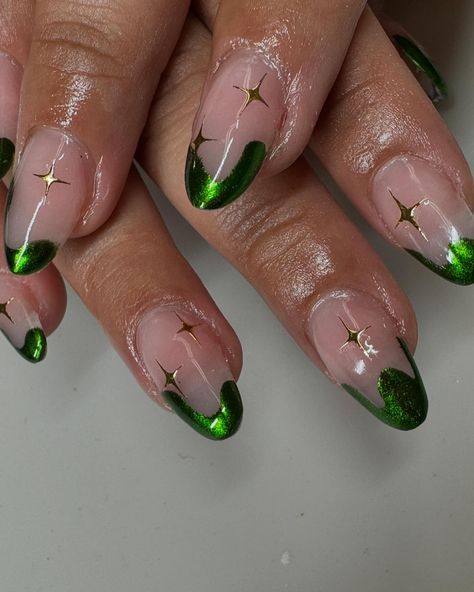 Fresh polygel set ✨ ✮this green chrome on my Amazon ⛓️ in b!0 ┊ ┊ ┊ ┊ ┊ ┊ ┊ ┊ ┊ ┊ ˚★⋆｡˚ ⋆ ┊ ┊ ┊ ⋆ ┊ ┊ ★⋆ ┊ ◦ ★⋆ ┊ . ˚ ˚★ #polygel #watchmework #watchmedonails #dieprettynails #pinkmasknails #polygelsacramento #gel #gelxnails #gelx #gelxsacramento #gelxsac #916nails #nailart #nailsnailsnails #altnailtech #halloween #spooky #thenailcoven #elkgrovenails #chromenails Green Chrome Halloween Nails, Nails Design With Gold, Blue Polygel Nails, Nails Acrylic Chrome, Chrome Halloween Nails, Emerald Green Chrome Nails, Polygel Nails Design, Gold Nail Designs, Pink Mask