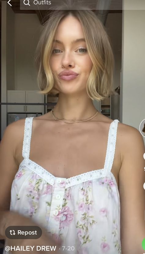 Short Bob Summer Hairstyles, Bouncy Blowdry Short Hair, Dark Blonde Short Hair, Dark Blonde Bob, Dark Blonde Bobs, Bronde Bob, Blonde Hair Goals, Lob Haircuts, Blonde Hair Transformations