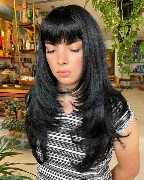 Curled Bangs Straight Hair, Alternative Hairstyles With Bangs, Long Summer Haircuts, Selena Bangs, Alt Bangs Hairstyle, Trending Bangs, Bangs And Long Hair, Gothic Bangs Hairstyle, Long Black Wavy Hair With Bangs