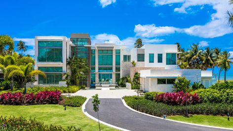 House In Puerto Rico, Puerto Rico Beach, Beachfront Villa, Beach Estate, Best Modern House Design, Dream Mansion, House Design Exterior, House Gate Design, Robb Report