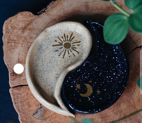 Spiritual Pottery Ideas, Natural Clay Art, Moon Ashtray Clay, Spiritual Clay Art, Beginner Air Dry Clay, Ceramica Ideas Originales Faciles, Inscent Holder Diy, Sun And Moon Pottery, Pottery Clay Ideas