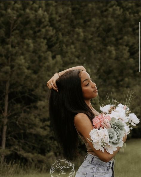 Poses To Do With Flowers, Photoshoot Ideas Outside Spring, Wood Senior Pictures, Cute Outdoor Photoshoot Ideas, Senior Photo Outfits Black Women, Highschool Grad Photoshoot, Senior Spring Pictures, Senior Picture Ideas Latina, Senior Picture College Reveal