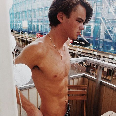 Leonardo Dicaprio Shirtless, Leonardo Dicaprio Photos, 90s Actors, Leonardo Dicaprio 90s, Young Leonardo Dicaprio, 90s Men, Leo Dicaprio, The Perfect Guy, Hot Actors