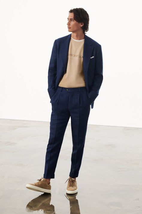 Brunello Cucinelli Spring 2023 Menswear Fashion Show | Vogue Spring Business Outfits, Smart Casual Dress Code, Mens Work Outfits, Dress Code Casual, Beige Sweatshirt, Smart Casual Work Outfit, Smart Casual Dress, Casual Dressing, Smart Casual Men