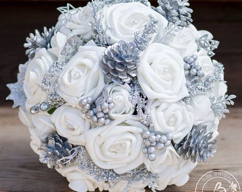 Origami Bouquet, Winter Bridal Bouquets, Christmas Wedding Ideas, Winter Bridesmaids, Snowflake Wedding, White Rose Bouquet, Winter Wedding Bouquet, Red Wedding Flowers, Blue Wedding Bouquet