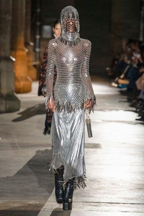 Paco Rabanne | Ready-to-Wear Autumn 2020 | Look 43 Medieval Costume, Futuristic Fashion, Future Fashion, Paco Rabanne, Paris Fashion, Runway Fashion, Paris Fashion Week, High Fashion, Fashion Show