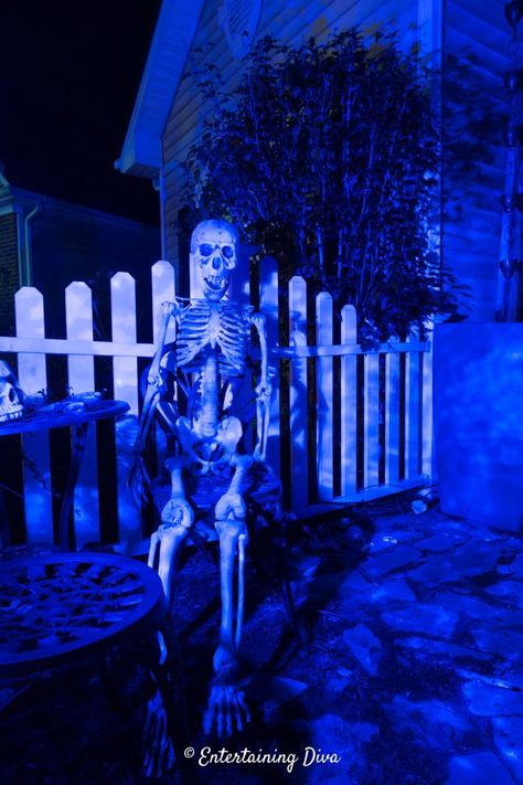 Halloween Outdoor Lighting Ideas: 18 Spooky Ways To Light Your Yard - Entertaining Diva @ From House To Home Spooky Outdoor Halloween Decor, Halloween Lighting, Outdoor Lighting Ideas, Yard Haunt, Halloween Graveyard, Dark Halloween, Fun Halloween Crafts, Halloween Tattoo, Halloween Outdoor