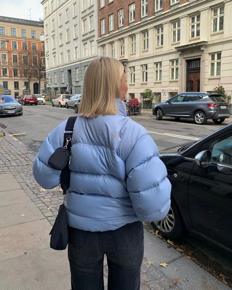 Blue Puffer Outfit, Barbara Kristoffersen, Puffer Outfit, Puffer Jacket Outfit, Ny Outfits, Blue Periwinkle, Blue Puffer Jacket, Quoi Porter, Blue Puffer