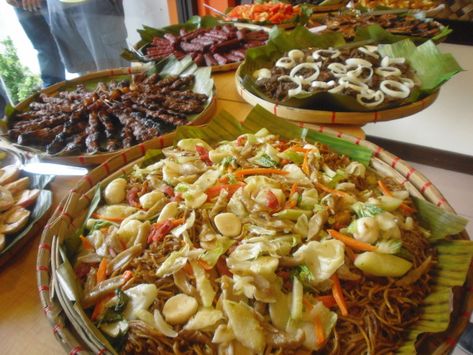 Filipino Fiesta Foods Filipino Wedding Reception Food, Filipino Fiesta Food, Filipino Table Setting Ideas, Birthday Food Ideas Filipino, Filipino Birthday Party Food, Filipino Food Party Table, Filipino Party Food Ideas, Filipino Christmas Food, Filipino Party Food