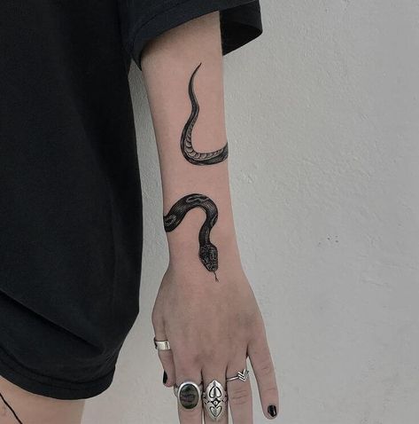 Small Snake Tattoo, Tattoo Placements, Serpent Tattoo, Tattoo Old School, Snake Tattoo Design, Cat Tattoos, Inspiration Tattoos, Tiny Tattoo, Wolf Tattoos