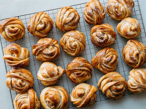 Swedish Cardamom Buns Recipe, Cardamom Buns Recipe, Cardamom Rolls, Cardamom Buns, Swedish Recipes, Bun Recipe, Bread And Pastries, Cinnamon Buns, How To Make Bread