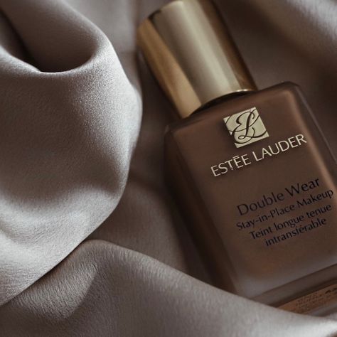 Estee Lauder Aesthetic, Applying Makeup Aesthetic, Foundation Aesthetic, Estee Lauder Foundation, Estee Lauder Double Wear Foundation, Long Lasting Foundation, Apply Foundation, Stunning Hairstyles, Estee Lauder Makeup