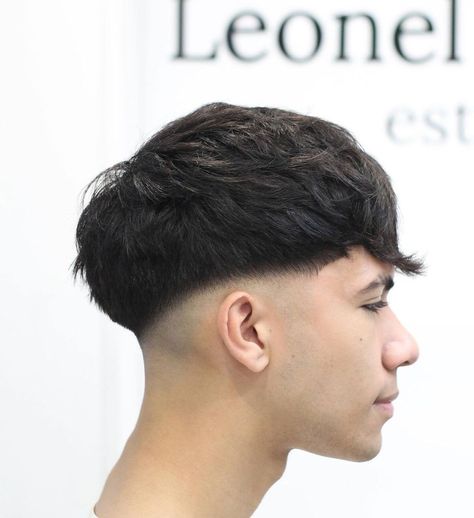 Stylish V-Shaped Haircuts for the Modern Man Aesthetic Haircuts For Boys, Low Fade En V, Tutorial Haircut, Men Short Hair Fade, V Shaped Haircut, Boys Fade Haircut, Taper Fade Short Hair, Haircuts For Balding Men, Taper Fade Curly Hair