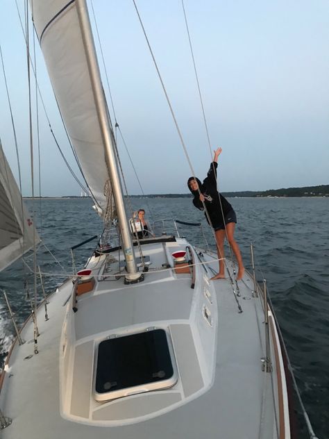 Sailing Picture Ideas, Boating Fits, Aesthetic Tsitp, Tsitp Aesthetic, Sailing Aesthetic, Friends Captions, Yacht Aesthetic, Sunset Sailing, Sailboat Living