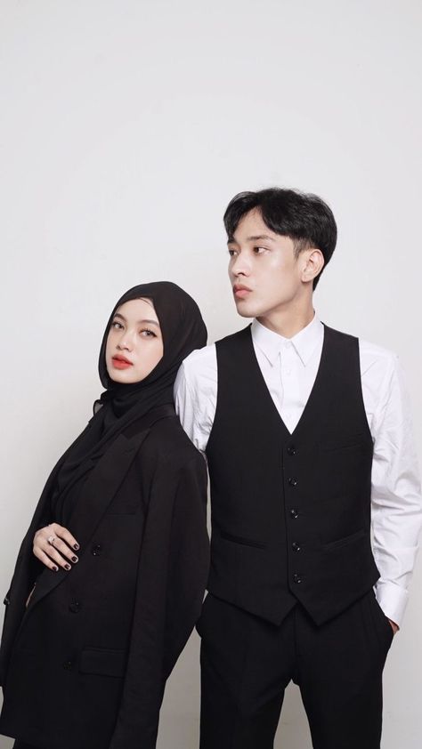 Pose Prewedding, Pre Wedding Photoshoot Props, Muslim Wedding Photography, Studio Photoshoot Ideas, Korean Couple Photoshoot, Pre Wedding Photoshoot Outfit, Korean Wedding Photography, Wedding Photo Studio, Gift Basket Ideas For Couples