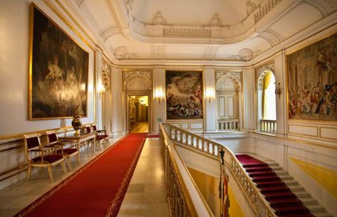 Spain Palace, Buckingham Palace Interior, Fun Family Room, Castle Staircase, Paris Penthouse, Anime Houses, Christiansborg Palace, Classical Interior Design, Palace Architecture