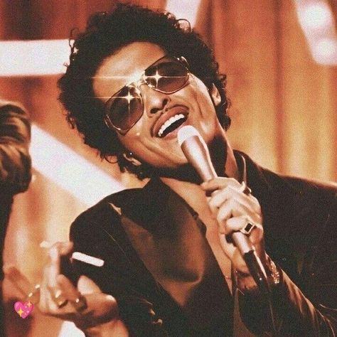 Bruno Mars Concert, Celebrity Wallpapers, Bruno Mars, Spotify Playlist, Pinky Ring, Just The Way, Pop Star, The Window, Kylie Jenner