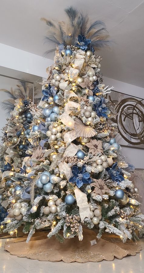 Christmas Tree Themes Ideas, Champagne Christmas Tree, Blue Christmas Tree Decorations, Glam Christmas Tree, Elegant Christmas Tree Decorations, Christmas Tree Inspo, Blue Christmas Decor, Themes Ideas, Christmas Tree Decorating Themes