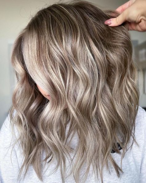 Ash Blonde Hair Ideas, Ash Blonde Hair With Highlights, Trendy Brown Hair, Dark Ash Blonde Hair, Brassy Blonde Hair, Ash Blonde Hair Dye, Light Ash Blonde Hair, Cool Ash Blonde, Ashy Hair