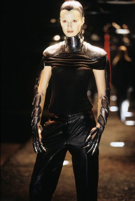 Alexander Mcqueen 90s, Mcqueen 1998, Alexander Mcqueen Fashion Show, Alex Mcqueen, Alexander Mcqueen Runway, Shalom Harlow, Extreme Fashion, Alexander Mcqueen Fashion, Mcqueen Fashion