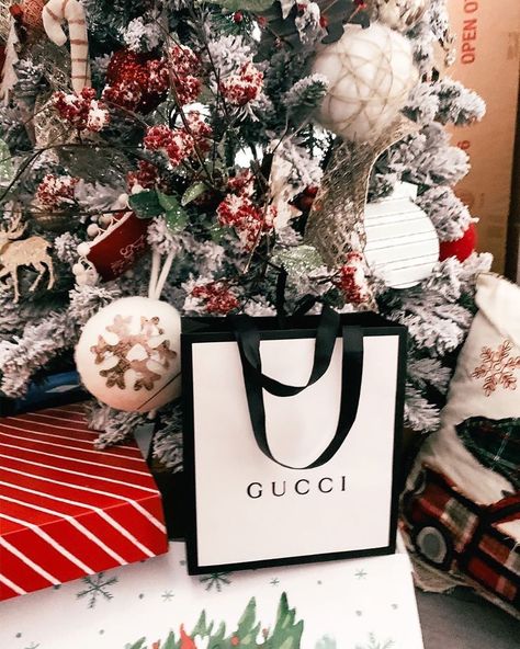 Gucci Christmas present...yes please! ✨💃🏼 Gucci Christmas, 12 Days Of Christmas, Yes Please, Christmas Present, Christmas Presents, Christmas Wreaths, Holiday Gifts, Christmas Gift, Gift Wrapping