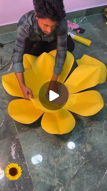 Sunflower Crafts, Paper Sunflowers, Hanging Craft, Trending Reels, Handmade Paper Crafts, Wall Hanging Crafts, Preschool Crafts, Handmade Paper, Handmade Crafts