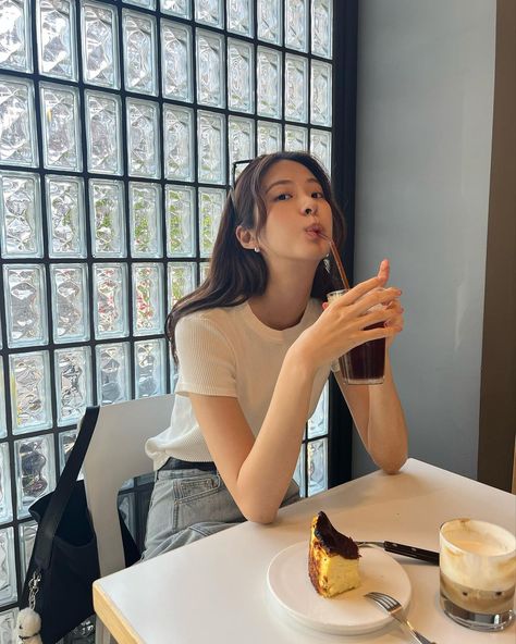 Ginger Brunette Hair, Ginger Brunette, Seo Eun Soo, Cafe Pictures, Coffee Shop Aesthetic, 사진 촬영 포즈, Hair 2024, Selfie Poses Instagram, Stylish Photo Pose