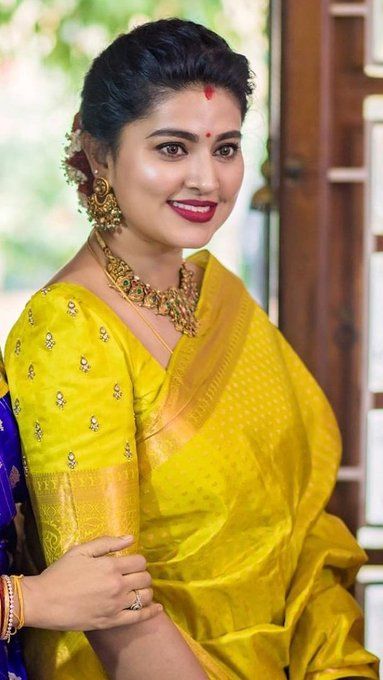 Sneha Saree, Actress Sneha, Saree Yellow, Traditional Blouse Designs, Beautiful Lipstick, Latest Model Blouse Designs, Cloth Design, Saree Silk, Saree Blouse Designs Latest