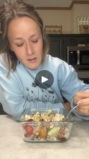 36K views · 617 reactions | Greek Chicken Cottage Cheese Bowl Ingredients: • 1 cup grilled chicken breast, sliced • 1/2 cup cottage cheese • 1/2 cucumber, diced or sliced • 1/2 cup cherry tomatoes, halved • 1/4 cup kalamata olives, sliced • 1/4 red onion, thinly sliced • 1/4 cup crumbled feta cheese • 2 tablespoons Greek dressing #Recipe #cottagecheese #lowcarb #highprotein #Foodie #healthyalternatives | Proffeequeenfn Greek Dressing Recipe, Chicken Cottage Cheese, Avocado Cottage Cheese, Cottage Cheese Protein, Cottage Cheese Bowl, Chicken Cottage, Cottage Cheese Recipes Healthy, Cheese Bowl, Low Calorie Protein