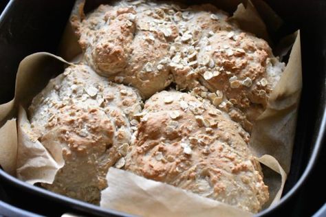 Langtidshævede boller i airfryer – opskrift • nogetiovnen.dk Bread Breakfast, Breakfast Breads, Krispie Treats, Rice Krispie Treat, Rice Krispies, Air Fryer, Ice Cream, Bread