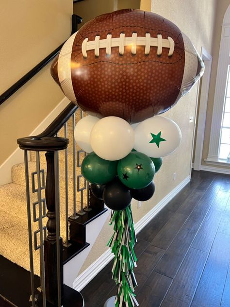 Football Party Balloon Ideas, Football Birthday Party Balloons, Balloon Arch Senior Night, First Year Down Football Birthday Balloons, Football Balloon Centerpiece Ideas, Tailgate Balloon Arch, Super Bowl Backdrop, Eagles Football Birthday Party, Football Themed Decorations