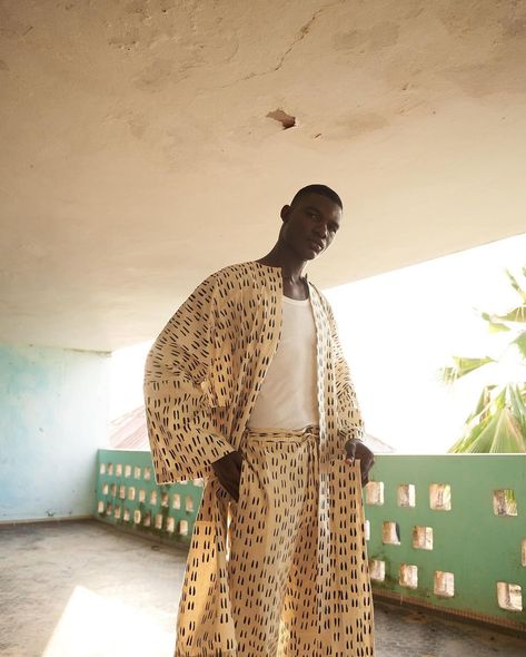 Sustainable Fashion Brand Spotlight: ATELIER V.O. ( @lateliervo ) is redefining the essence of artisanal luxury with a commitment to locally woven textiles and slow manufacturing. Based in Cotonou, Benin, each piece is crafted in limited batches, honoring the philosophy of producing only what is needed—no excess, no waste. This approach preserves the integrity of the design process and ensures every artisan is fairly compensated and treated with respect. 🌱 📸 @lateliervo African Designers, Woven Textiles, Weaving Textiles, Sustainable Fashion Brands, No Waste, African Design, Design Process, Sustainable Fashion, Fashion Brand