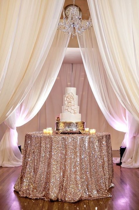 Luxury and Elegant Gold Wedding Decorations Pasta Wedding, Wedding Rose Gold Theme, Lavender Wedding Cake, Diy Wedding Food, Glitter Table, Rose Gold Wedding Decor, Rose Gold Wedding Cakes, Spring Wedding Cake, Rose Gold Theme