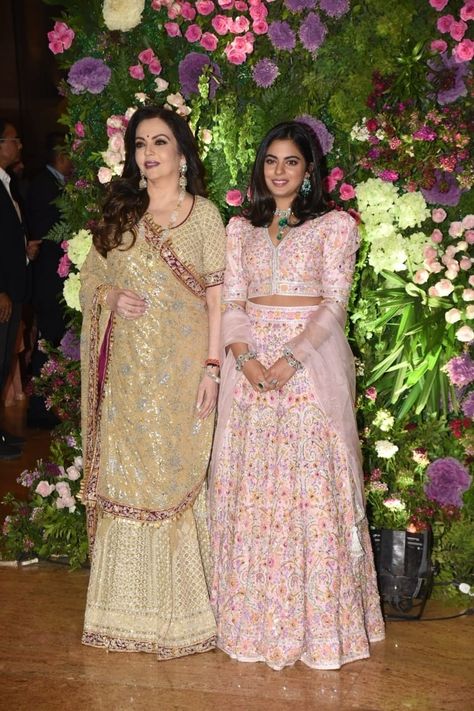 Blush Pink Lehenga, Isha Ambani, Nita Ambani, Gold Lehenga, Deepika Padukone Style, Kids Blouse Designs, Karisma Kapoor, Lehenga Blouse Designs, Cotton Kurti Designs