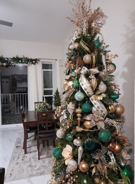 Blue Green Gold White Christmas Tree, Green Blue Gold Christmas Tree, Green Christmas Decor Living Room, Green And Metallic Christmas Tree, Christmas Tree Blue Green Gold, Christmas Tree With Emerald Green Ornaments, Emerald Green Christmas Tree Decorations, Emerald Christmas Decor, Emerald Green And Gold Christmas Tree