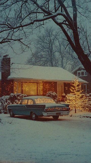 Christmas In The 50s Vintage Photos, Holiday Vintage Aesthetic, Christmas 2000s Aesthetic, 1990s Christmas Aesthetic, Back To December Aesthetic, 1950s Christmas Aesthetic, Xmas Aesthetic Vintage, Liminal Christmas, Retro Holiday Aesthetic