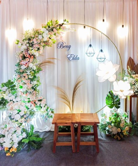 Simple Backdrop untuk lamaran 😊 Backdrop Engagement Simple Elegant, Dekor Lamaran Simple Elegant, Dekor Tunangan Simple, Background Lamaran Simple, Decor Lamaran Simple, Backdrop Lamaran Simple, Dekor Engagement Simple, Simple Engagement Backdrop, Backdrop Engagement Simple