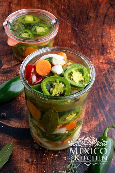 Quick & Easy Pickled Jalapeño with carros, ready the same day. Pickled Jalepeno Recipes, Pickled Jalapenos Recipe, Pickled Jalapeno Recipe, Mexico In My Kitchen, Quick Pickle, Pickled Jalapenos, Pickled Jalapeño, Jalapeno Recipes, Pickled Carrots