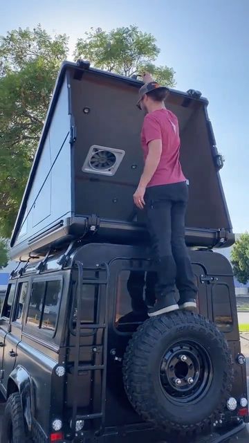 Man of Many on Instagram: "If you need me, here's where you'll find me 💁‍♂️ 🎥: @redtailoverland" Roof Camping, Kangoo Camper, T3 Vw, Tenda Camping, Car Fridge, Bed Early, Jeep Camping, Camping Box, Camping Inspiration