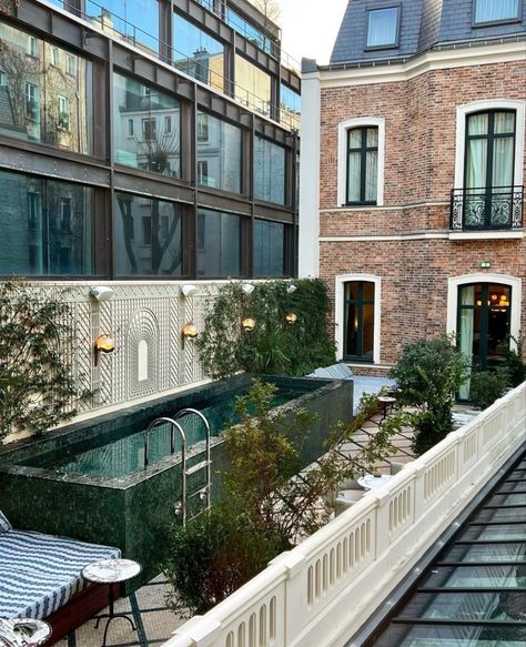 Pool On Rooftop, Parisian Terrace, Italian Rooftop Terrace, Rooftop Pools, Soho House Paris, Paris Pool, Baroque Interior Design, Nyc Townhouse, Courtyard Pool