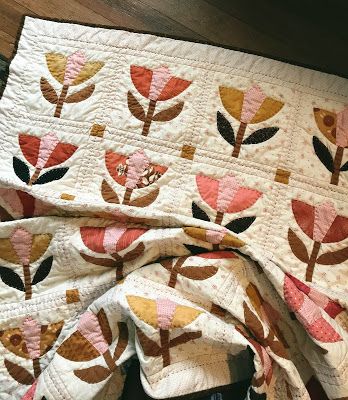 Tulip Applique Quilt, Tulip Quilt Pattern, Tulip Quilts, Tulip Applique, Tulip Quilt, Autumn Quilts, Scrap Quilting, Quilting Designs Patterns, Sewing Things